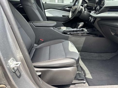 Used 2025 Chevrolet Trax LT FWD image 12