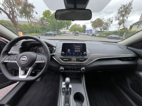 Used 2025 Nissan Altima 2.5 SV FWD image 33