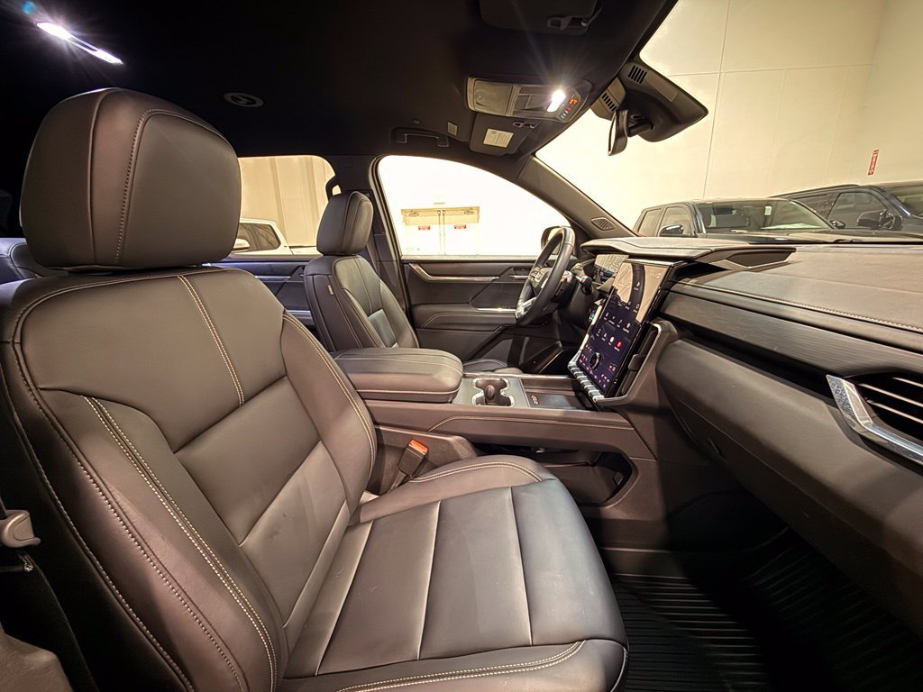 Used 2025 GMC Acadia Elevation w/ Elevation Premium Package FWD image 32