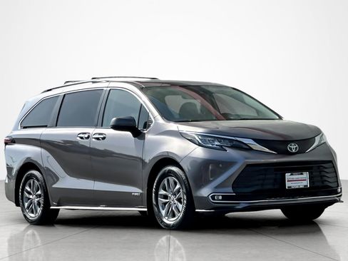 Certified 2021 Toyota Sienna XLE FWD image 7