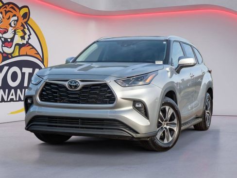 Used 2024 Toyota Highlander XLE image 1