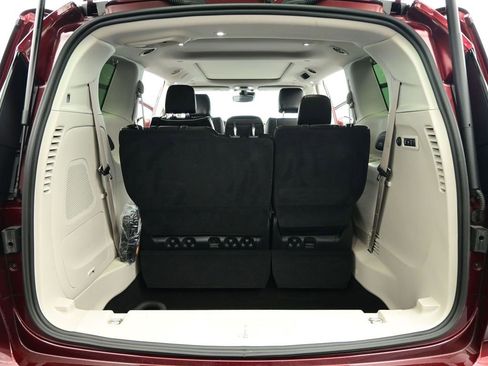 Used 2022 Chrysler Pacifica Limited image 41