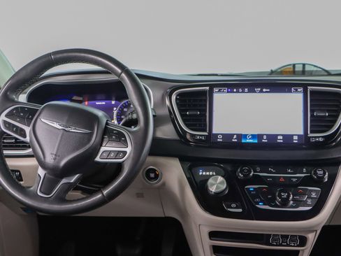 Used 2023 Chrysler Pacifica Touring-L image 17