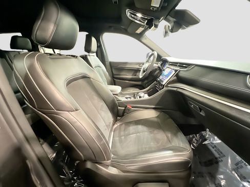 Used 2024 Jeep Grand Cherokee L Altitude image 21