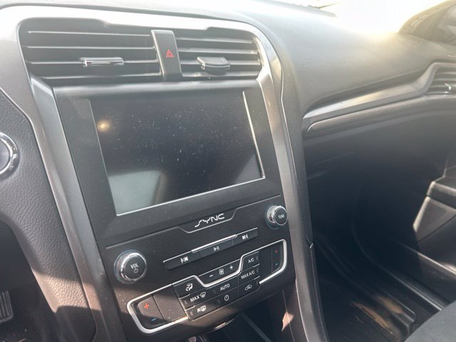 Used 2020 Ford Fusion SE FWD image 12