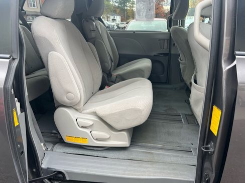 Used 2014 Toyota Sienna LE image 13