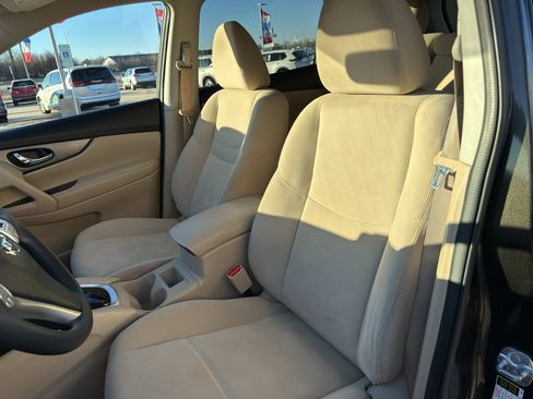 Used 2016 Nissan Rogue SV image 10