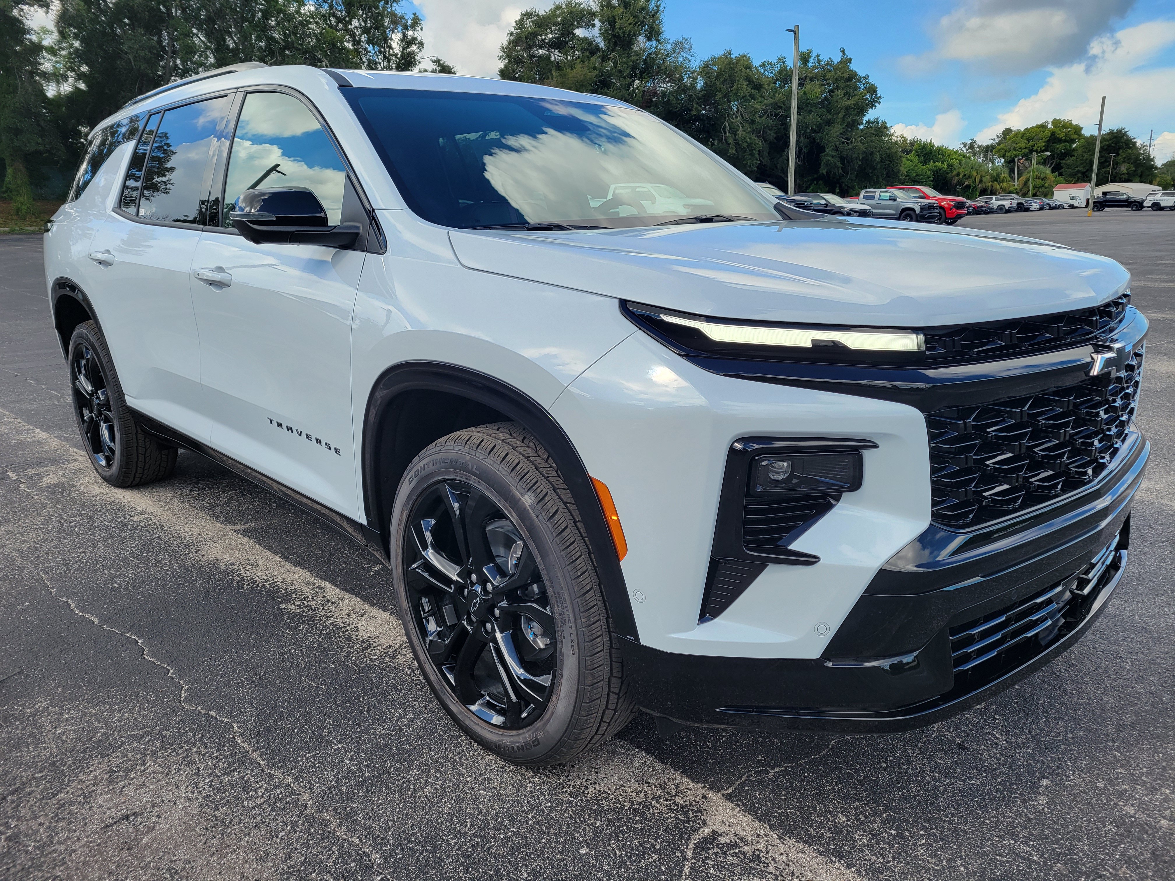 New 2027 Chevrolet Traverse RS w/ LPO, Floor Liner Package FWD image 3
