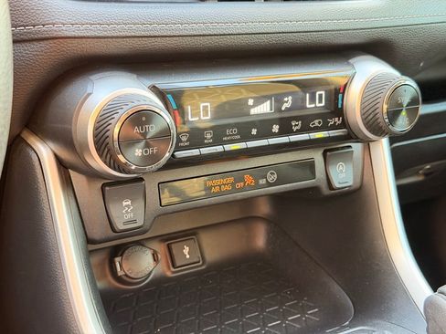 Certified 2022 Toyota RAV4 XLE FWD image 33