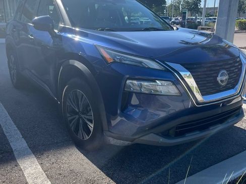 Used 2022 Nissan Rogue SV FWD image 2