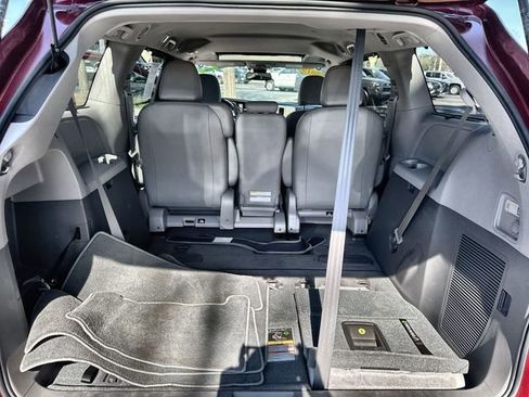 Used 2019 Toyota Sienna XLE w/ XLE Navigation Package image 32