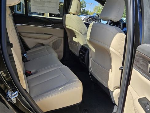 New 2025 Jeep Grand Cherokee Limited w/ Luxury Tech Group II image 16