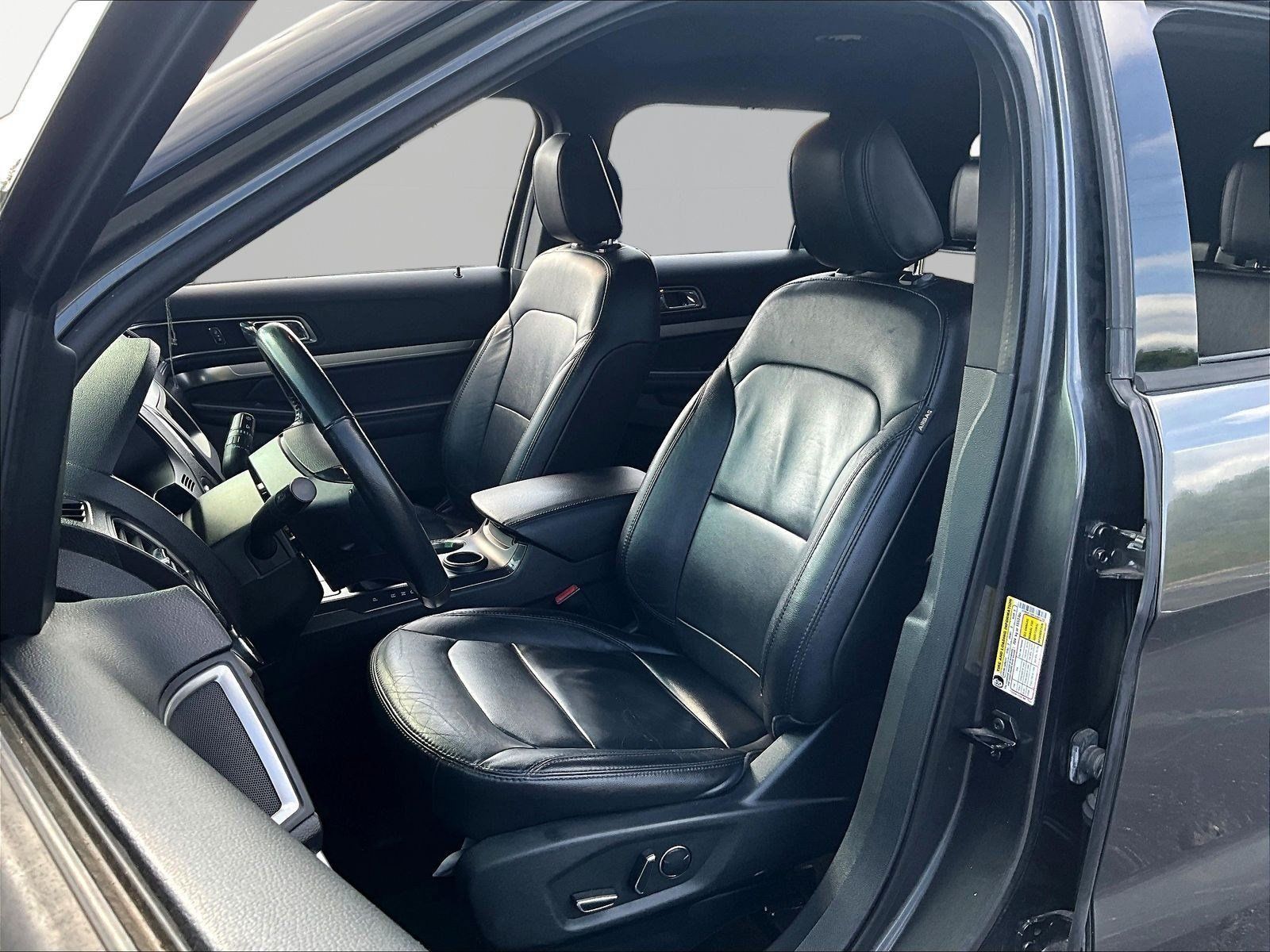 Used 2018 Ford Explorer XLT w/ Equipment Group 202A FWD image 21
