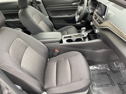 Used 2024 Nissan Altima 2.5 SV image 9