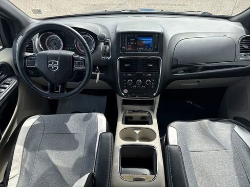 Used 2019 Dodge Grand Caravan SXT FWD image 12