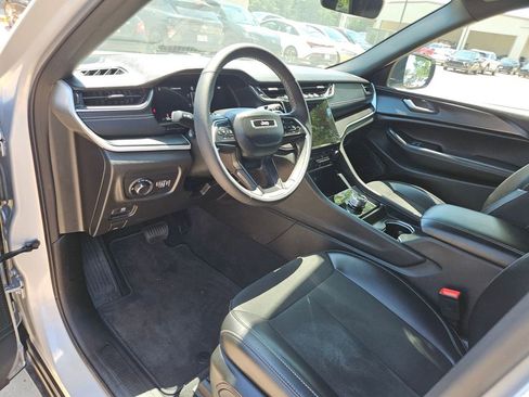 Used 2025 Jeep Grand Cherokee Altitude AWD/4WD image 13