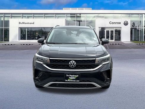 Used 2022 Volkswagen Taos SE FWD image 2