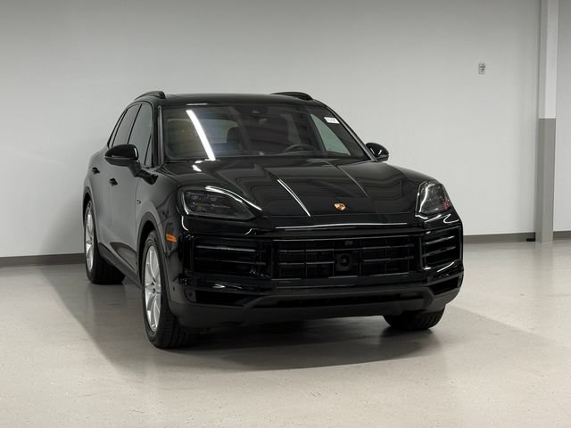 Certified 2025 Porsche Cayenne E-Hybrid w/ Premium Package Plus AWD/4WD image 9