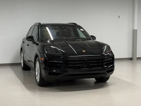 Certified 2025 Porsche Cayenne E-Hybrid w/ Premium Package Plus AWD/4WD image 9