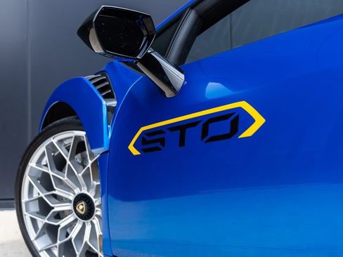 Used 2022 Lamborghini Huracan STO RWD image 8