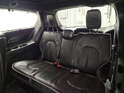 Used 2022 Chrysler Pacifica Limited w/ Uconnect Theater Family Group image 16