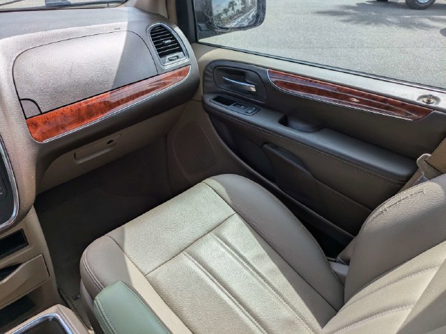 Used 2015 Chrysler Town & Country Touring FWD image 21
