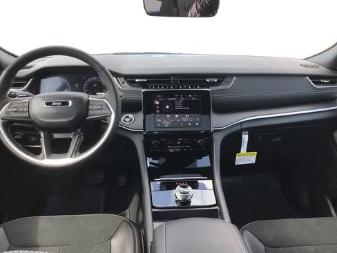 New 2025 Jeep Grand Cherokee Altitude image 23