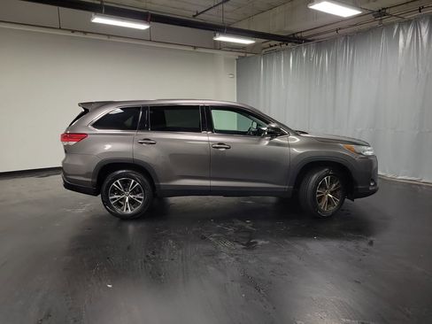Used 2019 Toyota Highlander LE FWD image 10