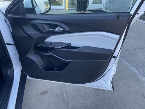 Used 2025 Chevrolet Trax LT FWD image 39