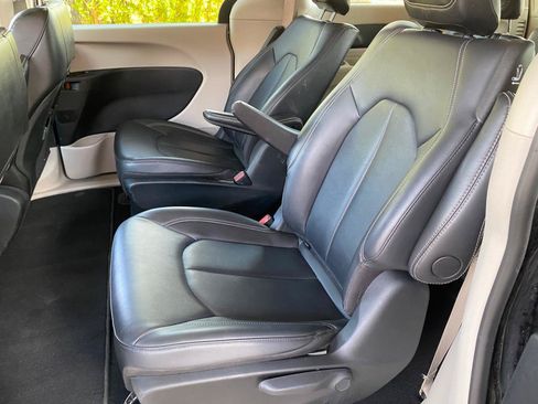 Used 2024 Chrysler Pacifica Limited FWD image 30
