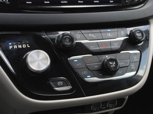 Used 2024 Chrysler Pacifica Touring-L FWD image 14