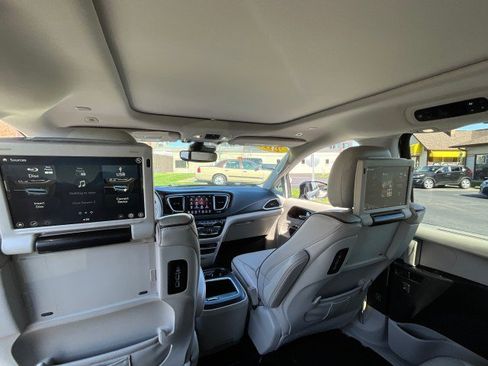 Used 2019 Chrysler Pacifica Limited w/ Advanced Safetytec Group FWD image 37