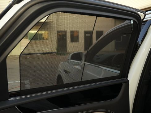 Used 2023 Bentley Bentayga Plug-In Hybrid image 25