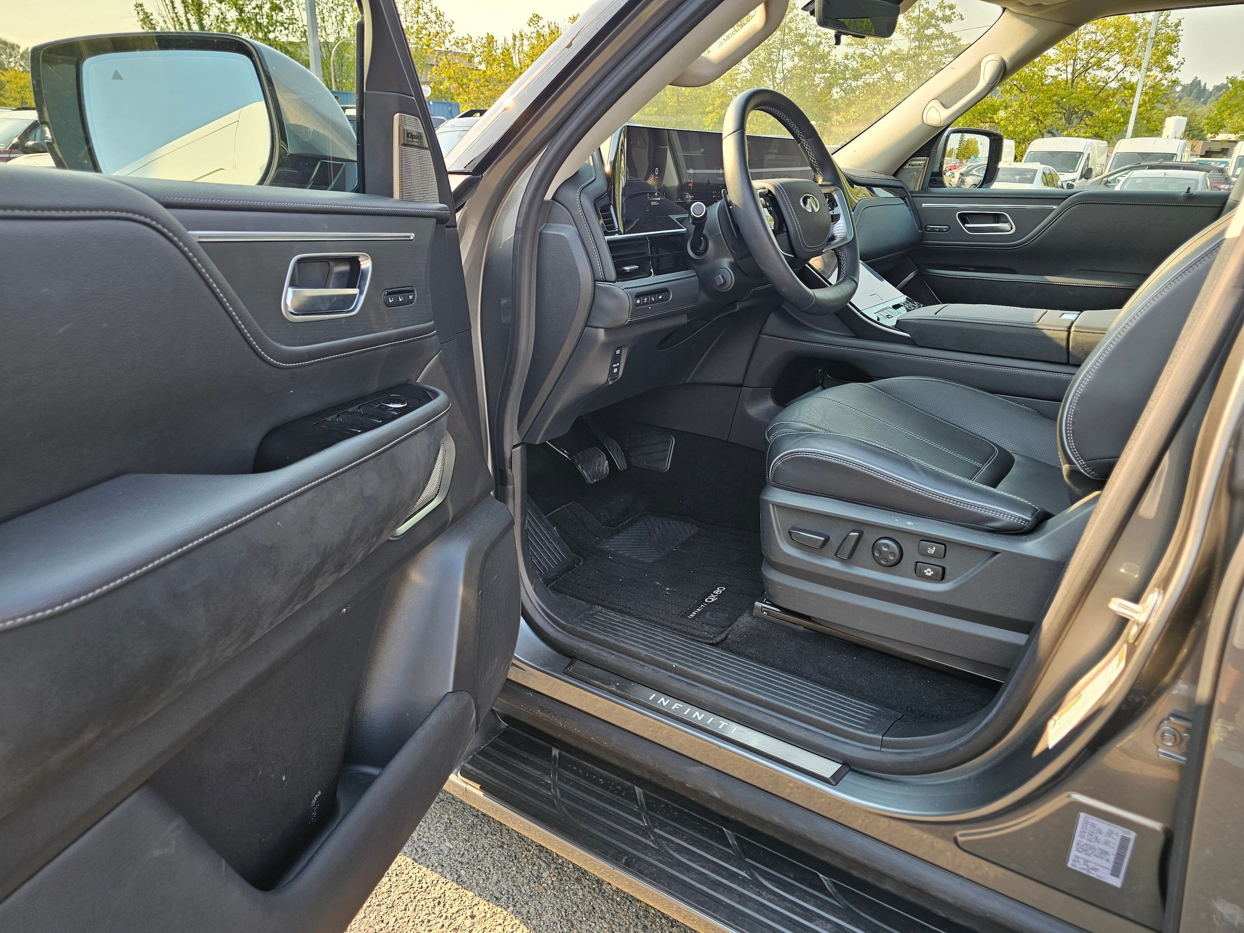 Used 2025 INFINITI QX80 Sensory AWD/4WD image 19