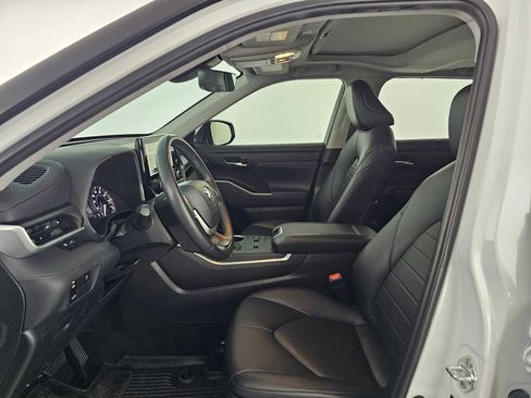 Used 2023 Toyota Highlander XLE FWD image 22