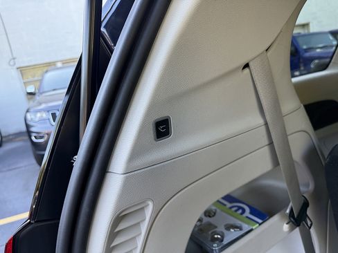 Used 2020 Chrysler Pacifica Touring FWD image 18