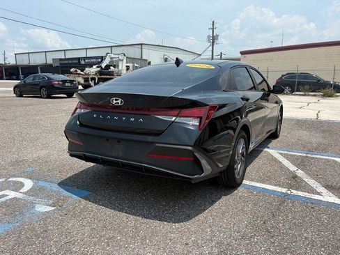 Used 2024 Hyundai Elantra SEL FWD image 3