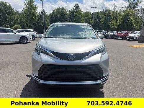 Used 2024 Toyota Sienna XLE FWD image 2