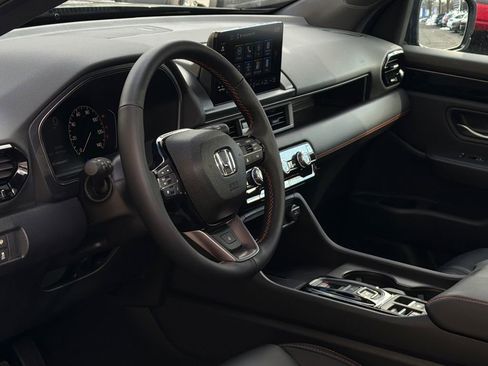 Used 2025 Honda Pilot TrailSport image 17