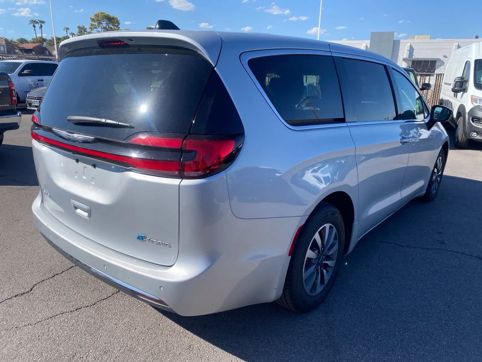 Used 2024 Chrysler Pacifica Limited FWD image 7
