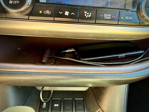 Used 2019 Toyota Highlander XLE FWD image 57
