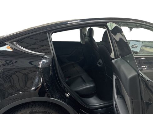 Certified 2022 Tesla Model Y Long Range AWD/4WD image 11