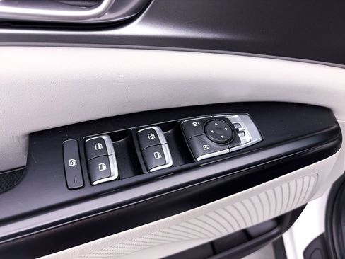 Used 2022 Kia Carnival LX image 16