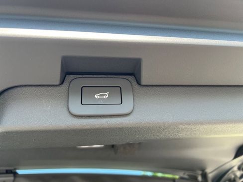 New 2025 Land Rover Discovery S image 29