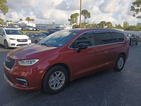 Used 2025 Chrysler Pacifica Select FWD image 2