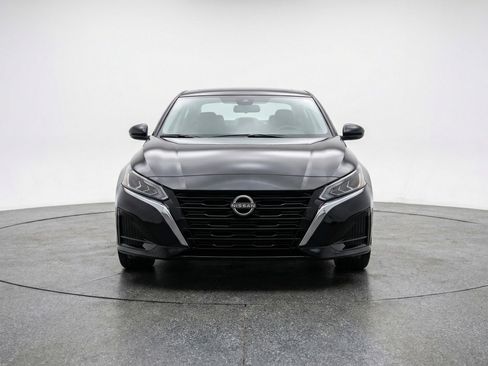 Used 2025 Nissan Altima 2.5 SV image 2