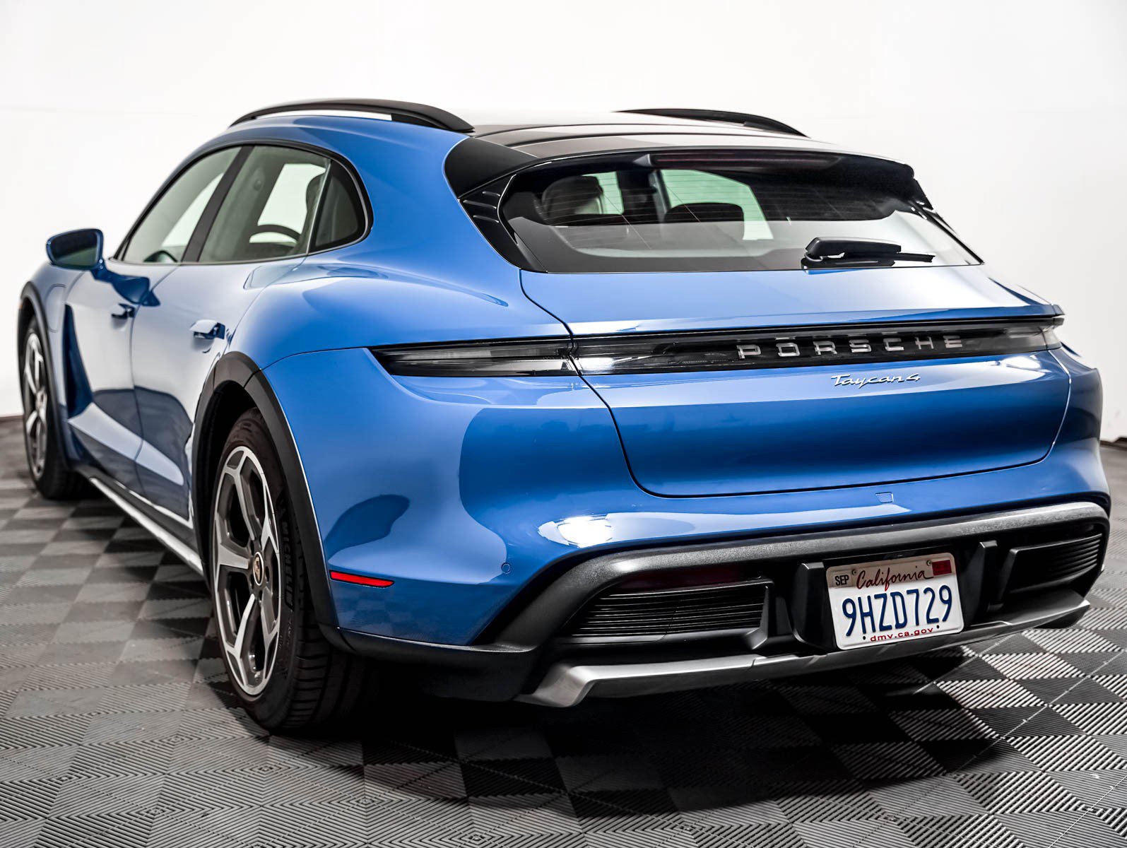 Certified 2023 Porsche Taycan 4 Cross Turismo AWD/4WD image 3