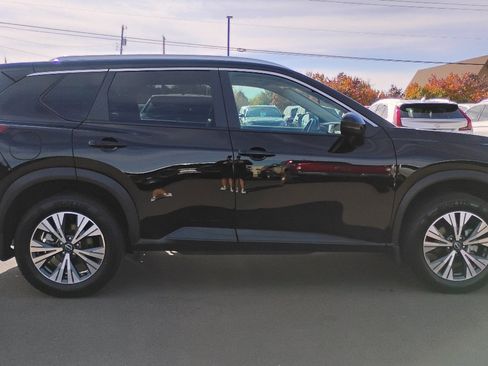 Used 2022 Nissan Rogue SV w/ SV Premium Package image 9