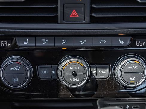 Used 2023 Volkswagen Jetta SE w/ Panoramic Sunroof Package FWD image 20