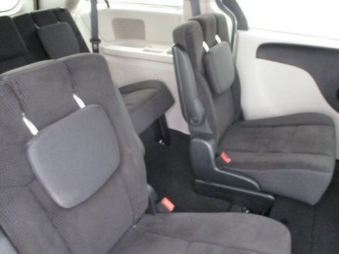 Used 2018 Dodge Grand Caravan SE w/ UConnect Hands-Free Group image 21